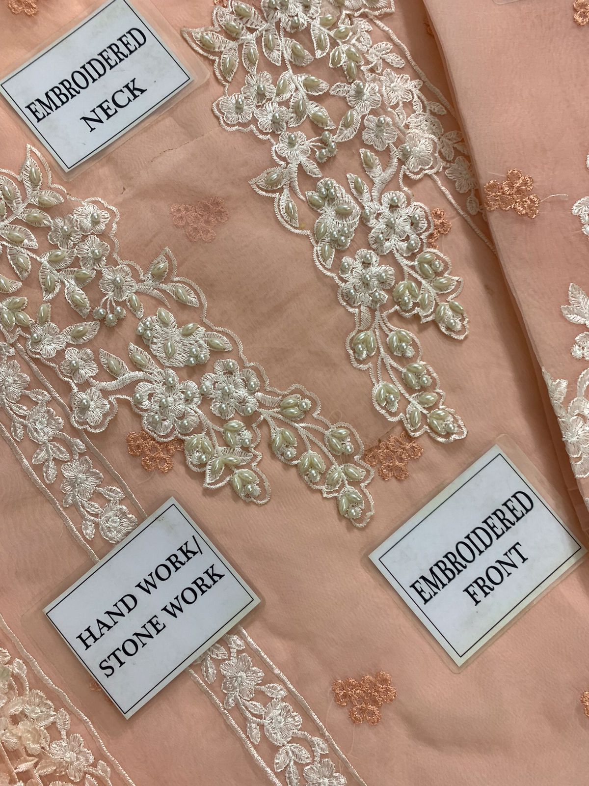Brand :*AZURE*
FABRIC
(SHIRT)………….ORGANZA
(DUPATTA)……. ORGANZA
(TROUSER………MALAI