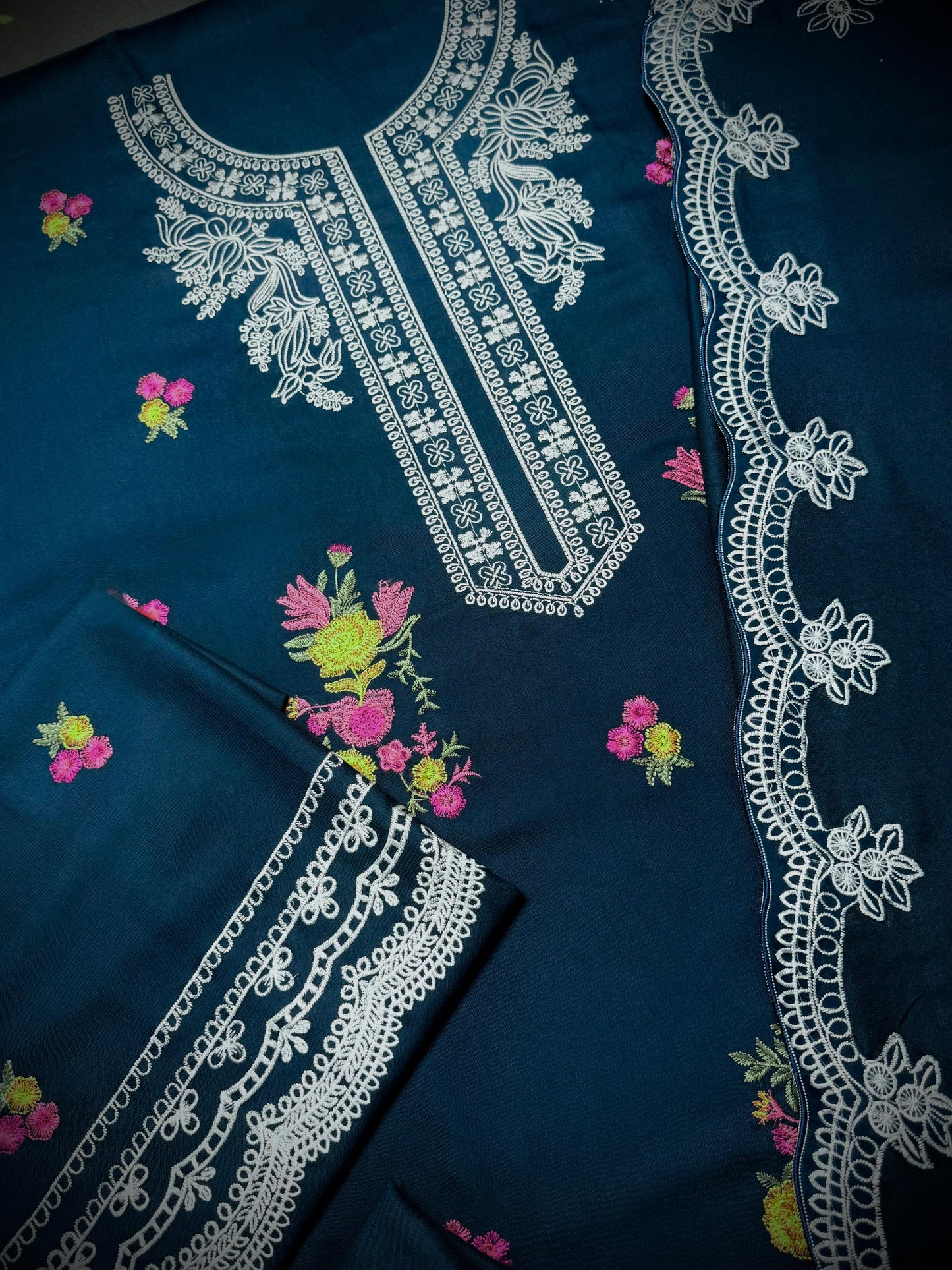 *_❄️WINTER COLLECTION ❄️_*
*ALHAMDULILAH*
*CRIMSON* 3pc Casual Winter Collection
CODE 7201