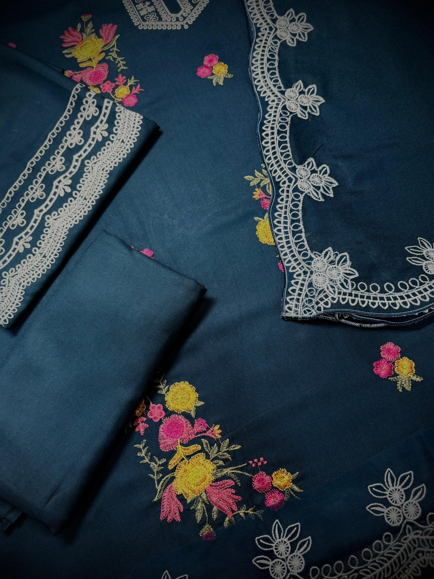 *_❄️WINTER COLLECTION ❄️_*
*ALHAMDULILAH*
*CRIMSON* 3pc Casual Winter Collection
CODE 7201
